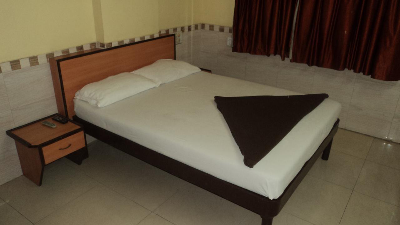 Girija Payyade Hotel Kalján Kültér fotó