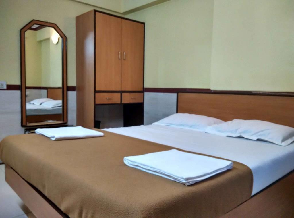 Girija Payyade Hotel Kalján Kültér fotó