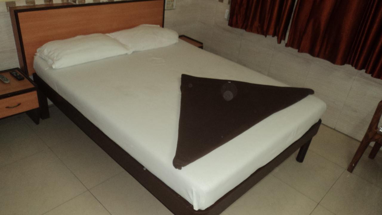 Girija Payyade Hotel Kalján Kültér fotó