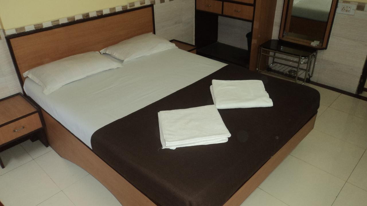 Girija Payyade Hotel Kalján Kültér fotó