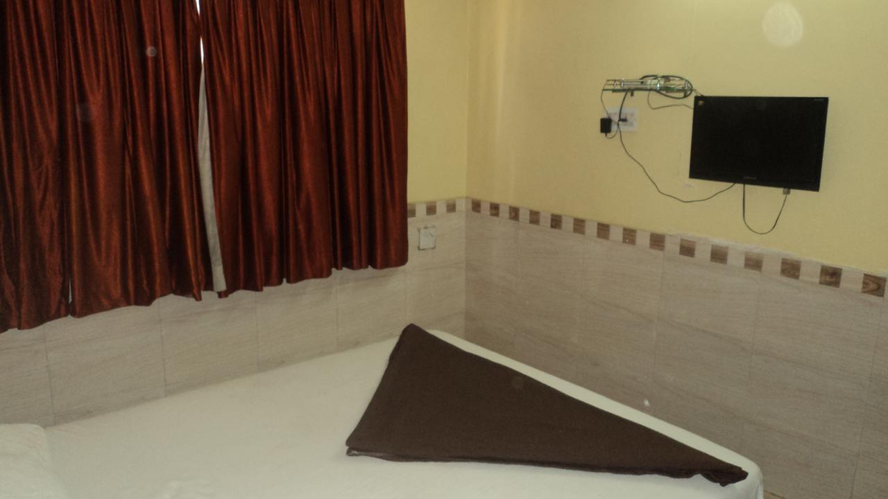 Girija Payyade Hotel Kalján Kültér fotó