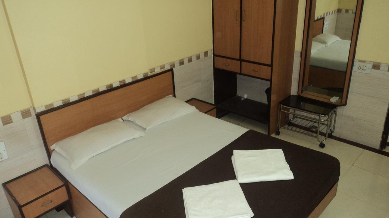 Girija Payyade Hotel Kalján Kültér fotó