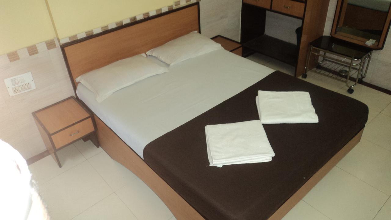 Girija Payyade Hotel Kalján Kültér fotó